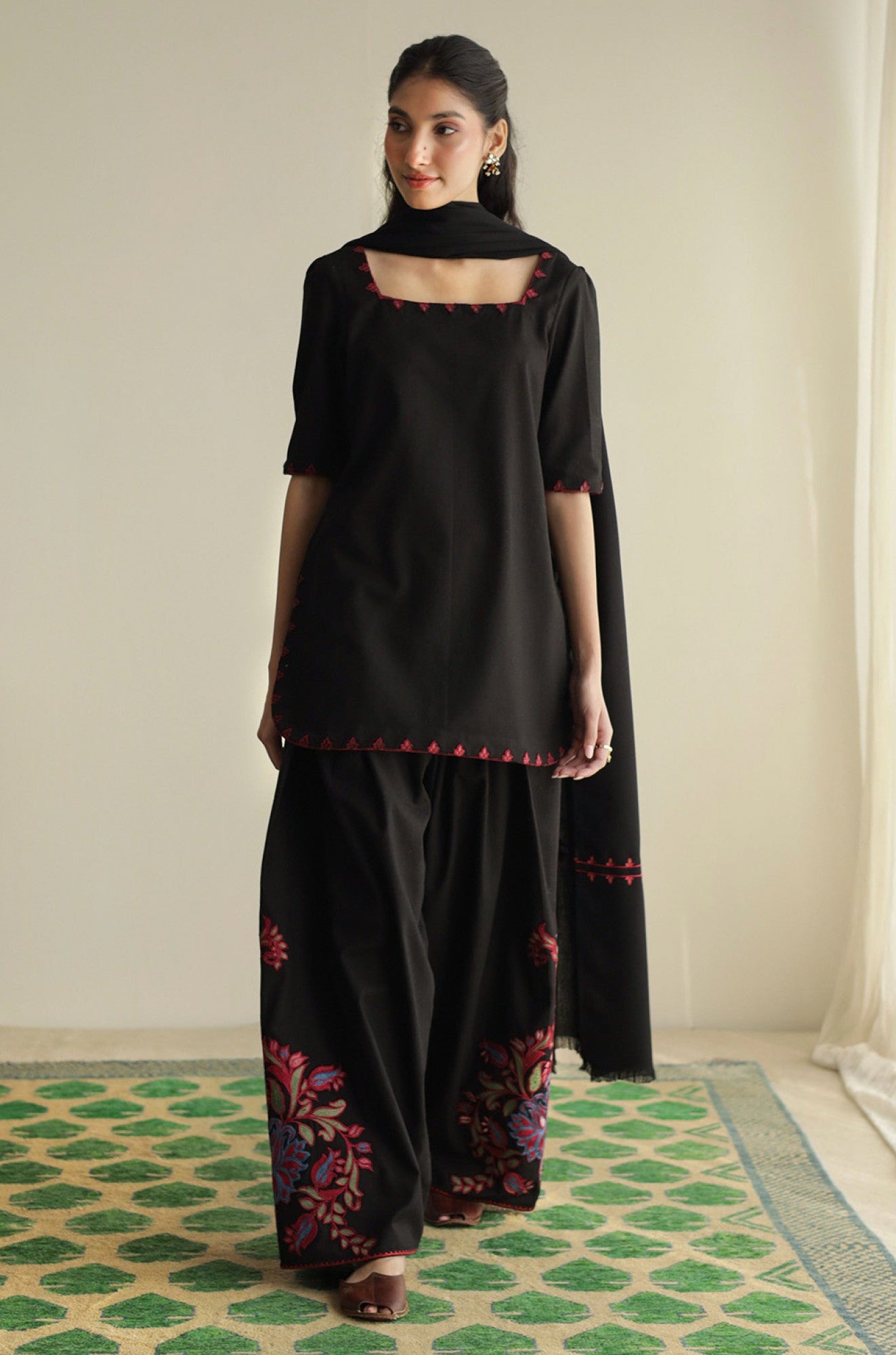 Black Kurti Full Sleeve's Outfit