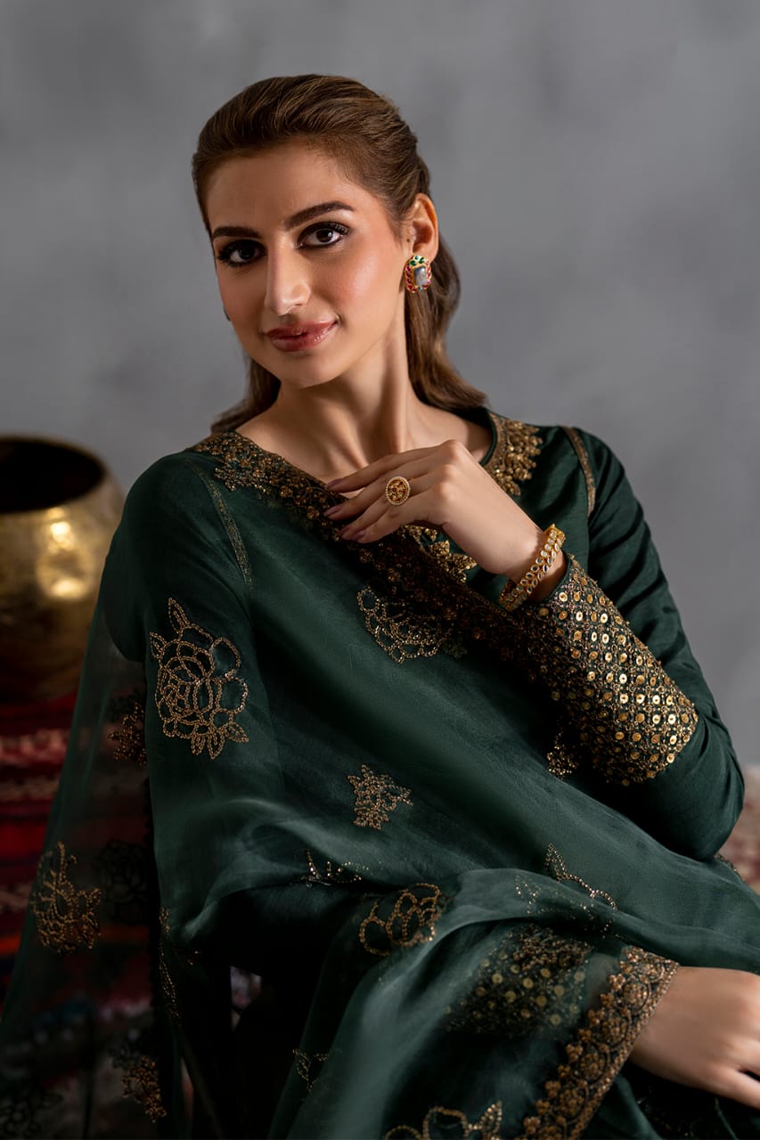 Green Embroidered stitched🪡 outfit 3_piece